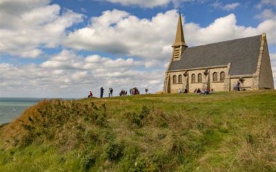 La Chapelle Notre-Dame-de-la-Garde d’Étretat, vigie des Marins sur les falaises