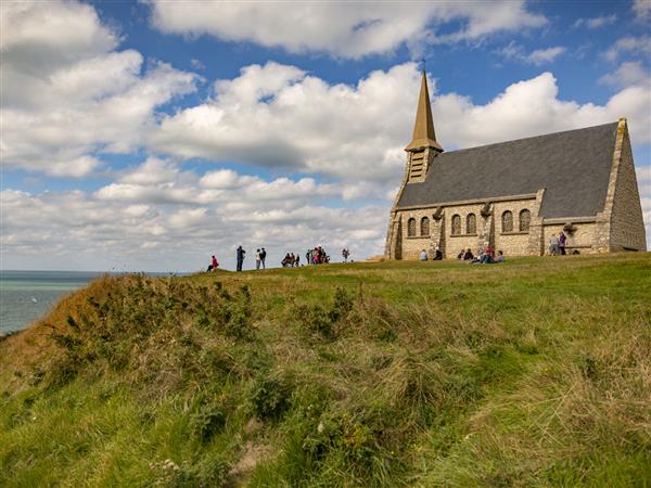 La Chapelle Notre-Dame-de-la-Garde d’Étretat, vigie des Marins sur les falaises