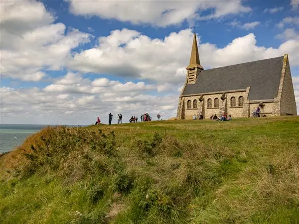 La Chapelle Notre-Dame-de-la-Garde d’Étretat, vigie des Marins sur les falaises