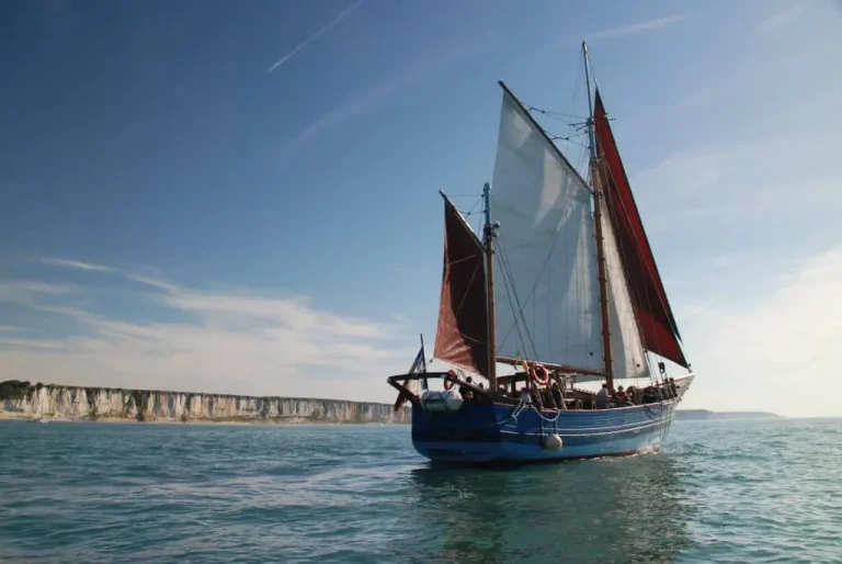 Voilier à Étretat admirant les falaises de la Côte d'Albâtre