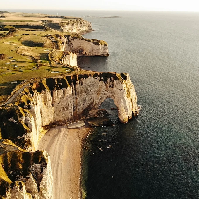 Découverte d’Étretat avec une visite guidée à Étretat, entre histoire et nature