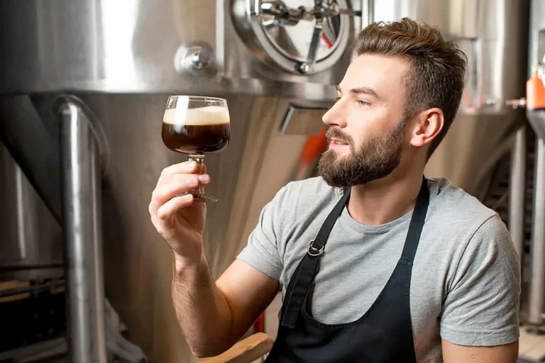 Maître brasseur expliquant les étapes de fabrication lors d’une visite de brasserie en Normandie